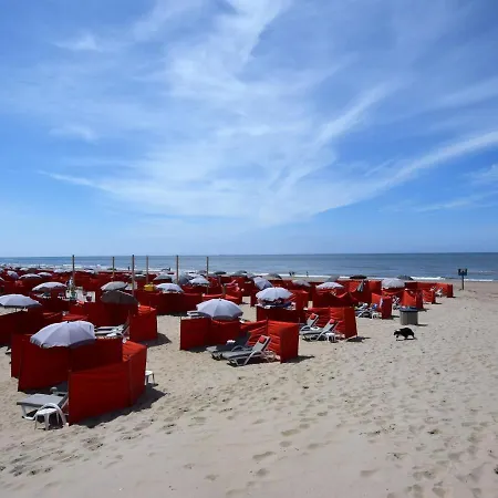 Hotel Cosy In Aan Zee With Balcony